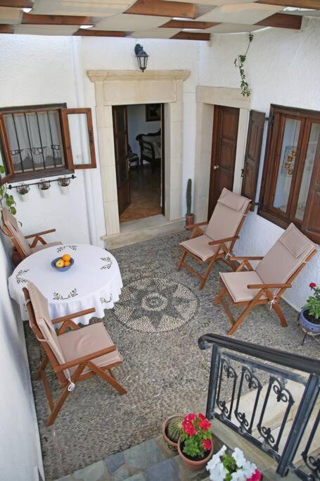 Traditional House Under Kazarma Fortress In Sitia Extérieur photo