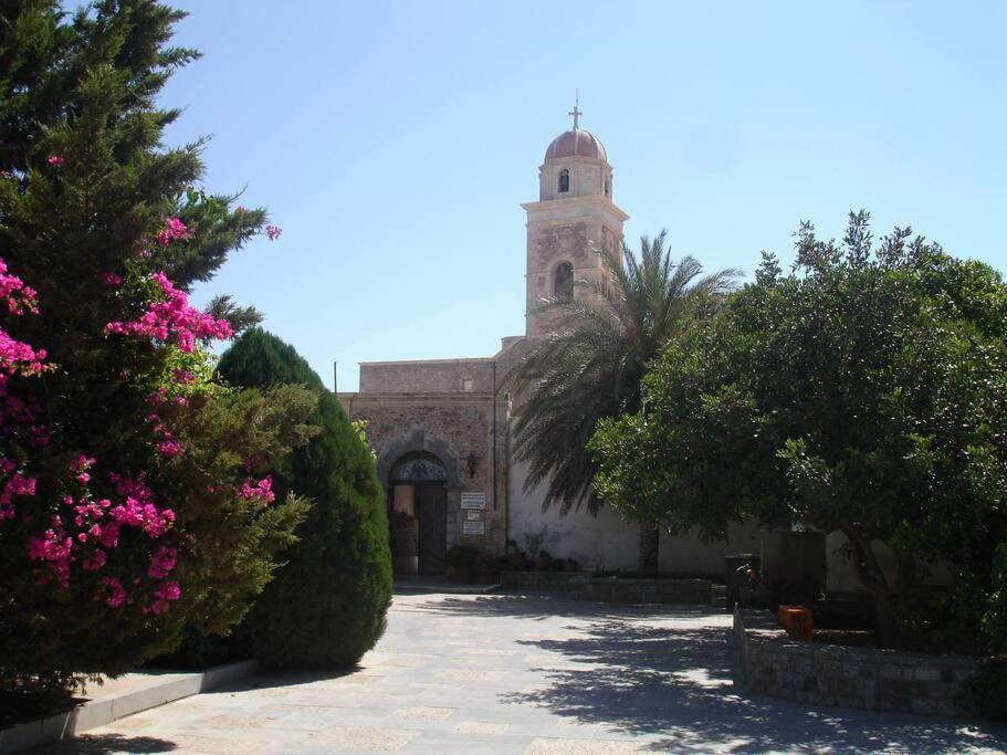 Traditional House Under Kazarma Fortress In Sitia Extérieur photo